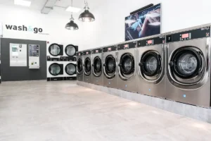 Reihe moderner Waschmaschinen im SB Waschsalon Stuttgart Mitte