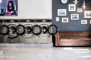 Innenansicht moderner Waschsalon Stuttgart Mitte mit Wartebereich